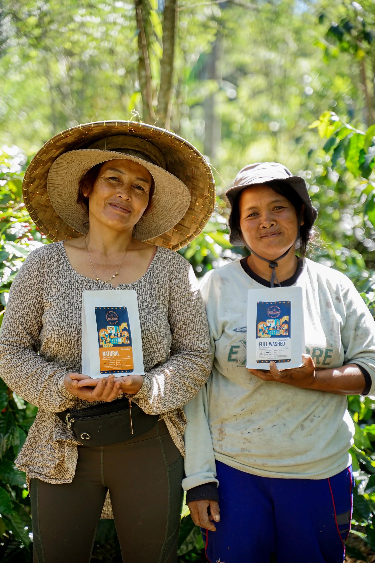 Dua petani memegang produk kopi Bali Beans