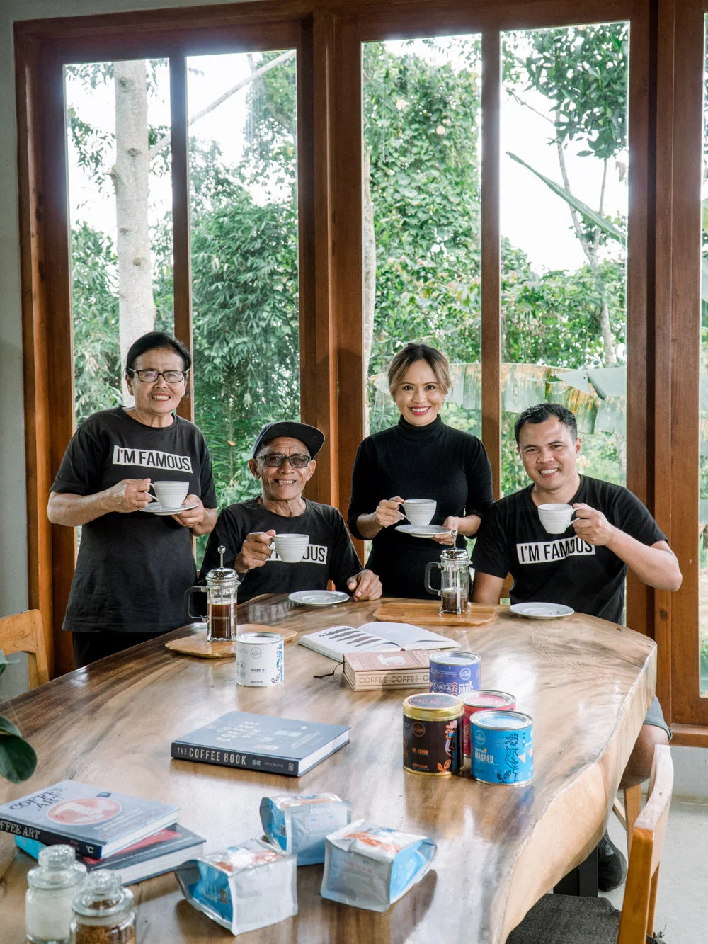 Empat orang menikmati kopi bersama di meja Bali Beans