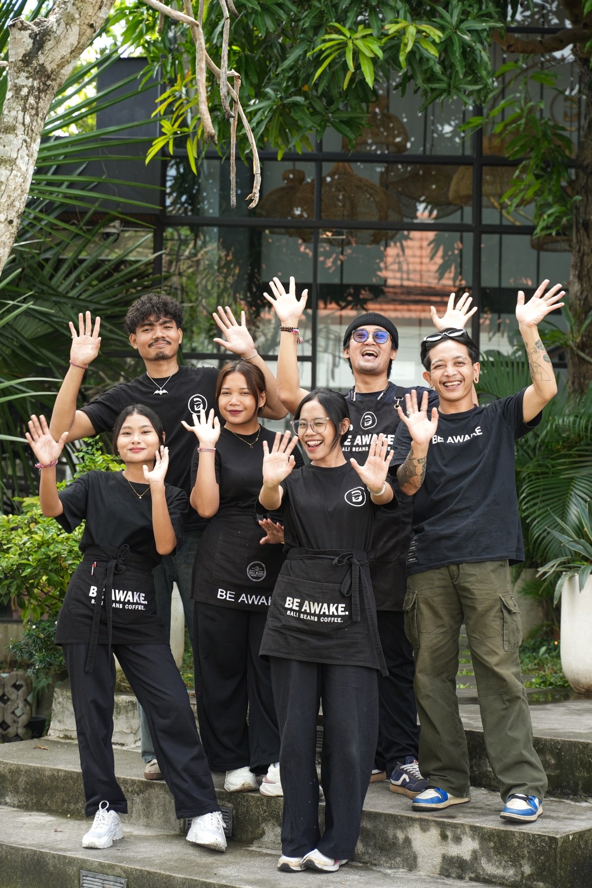 Enam anggota tim Bali Beans menyambut pengunjung di depan kafe
